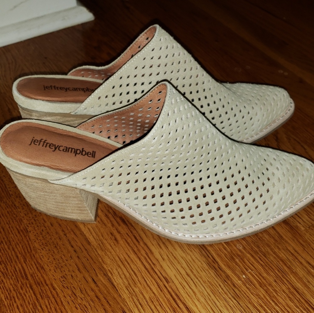 Favela size 8 mules